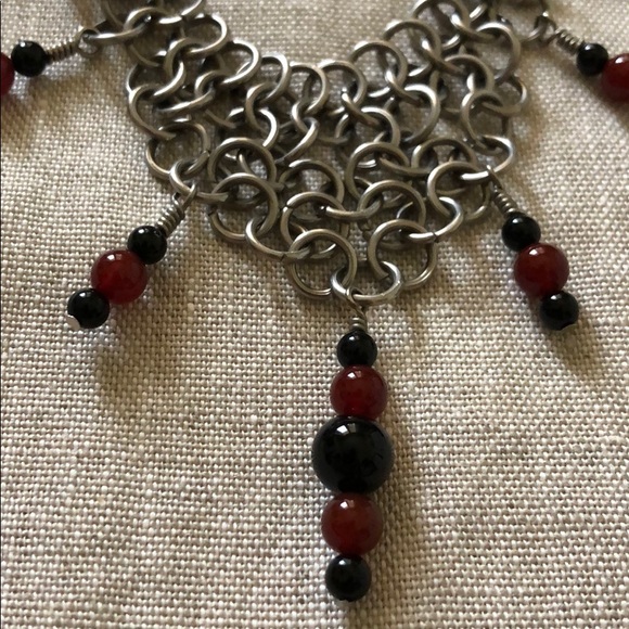 Gothic Chain mail necklace with black & red beads - Picture 4 of 8